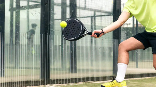 Hombre jugando al padel, pegandole a la bola con su mano derecha